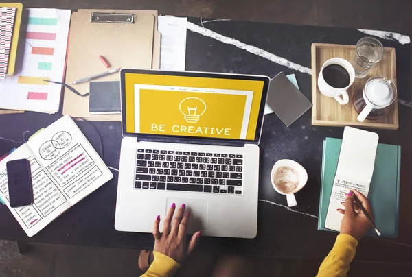 İşyeri masada dizüstü bilgisayar kullanan kadın