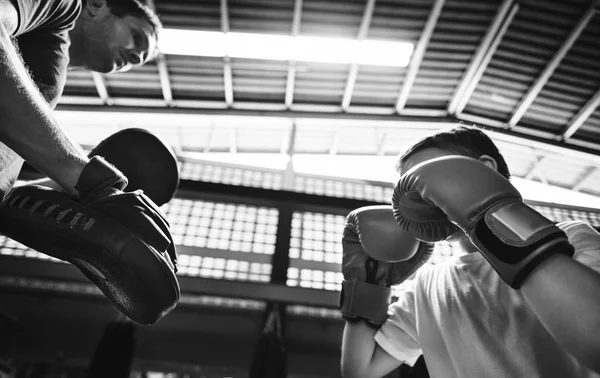 Boy trénink boxu s učitelem — Stock fotografie