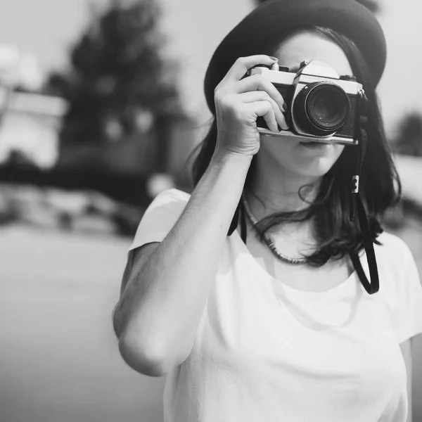 Kız holding kamera — Stok fotoğraf