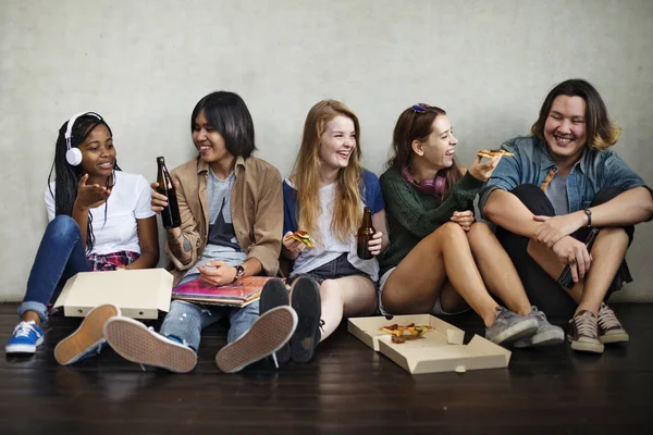 Los adolescentes se divierten juntos — Foto de Stock