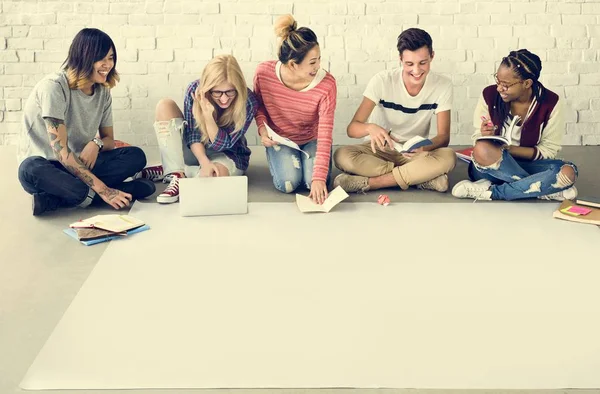 Students working on the project — Stock Photo, Image