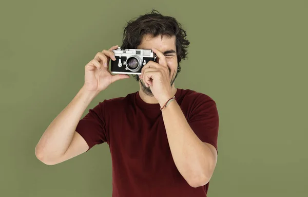 Mann macht Fotos vor Kamera — Stockfoto