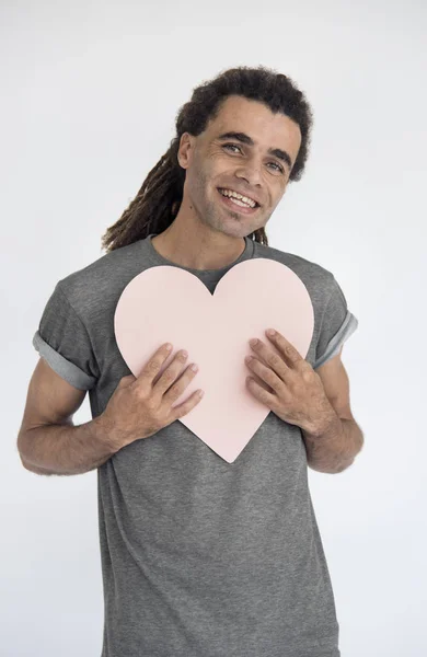 Kağıt kalp tutan dreadlocks ile adam — Stok fotoğraf