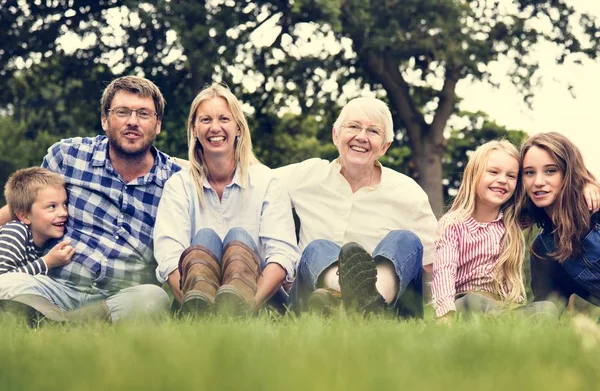 Familia grande al aire libre —  Fotos de Stock