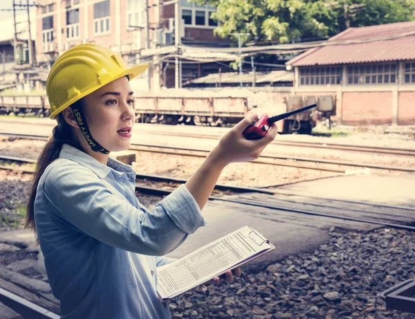 Žena kontrolu vlaků — Stock fotografie
