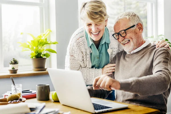 Senior par med bärbar dator — Stockfoto