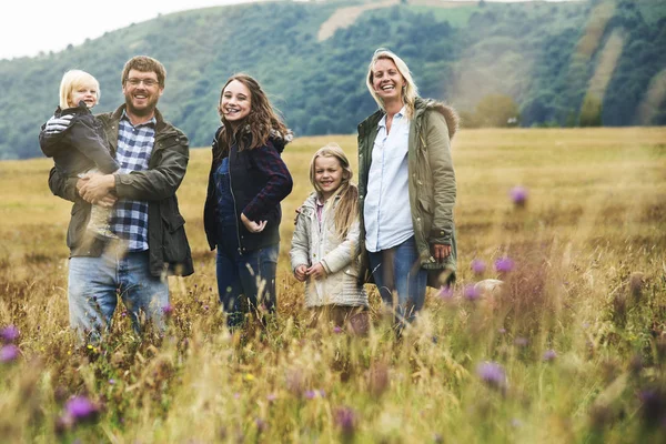 Família passar tempo na natureza — Fotografia de Stock