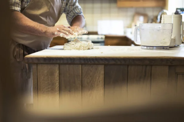 Hombre preparando masa para pasteles — Foto de Stock