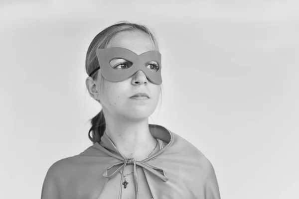 Noszenie kobieta maska superbohatera — Zdjęcie stockowe