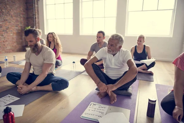 Joga yapan insanlar — Stok fotoğraf