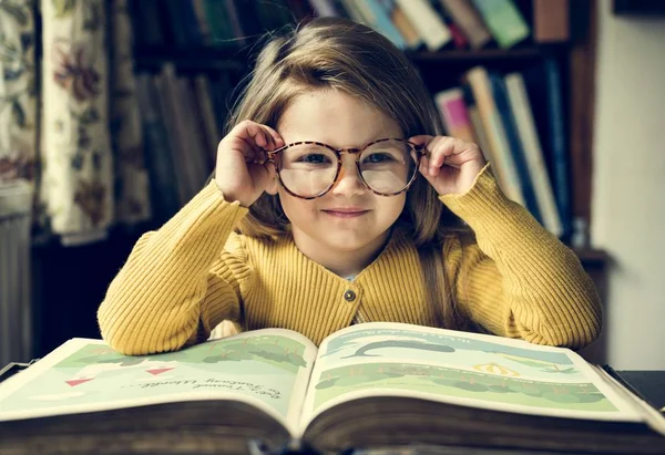 Счастливая девочка, читающая рассказы — стоковое фото