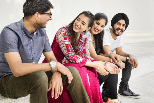 молодые индийцы
