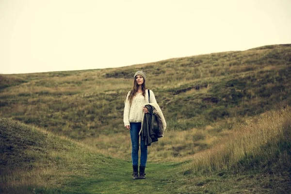 Jovem mulher nas montanhas — Fotografia de Stock