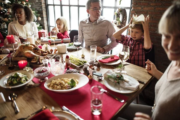 Familie feiert Heiligabend zu Hause — Stockfoto