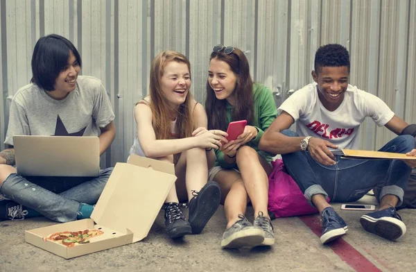 Vrienden die pizza eten — Stockfoto