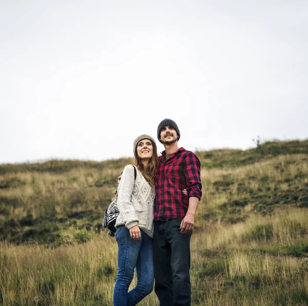 Jovem casal em montanhas — Fotografia de Stock