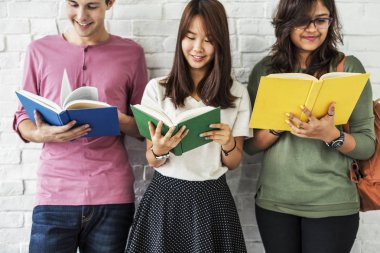 Beyaz duvara karşı ayakta öğrenciler 