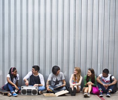 Çeşitli gençler iyi eğlenceler