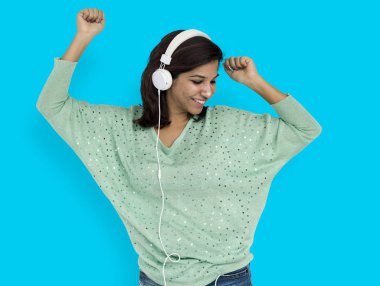 kadın stüdyoda poz