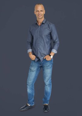 Stüdyoda poz veren adam