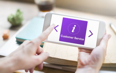 Akıllı telefon kullanan kadın