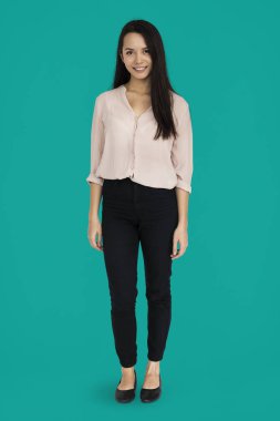 Stüdyoda genç bir kadın 