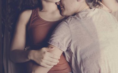 Lezbiyen çift birlikte vakit geçiriyor.