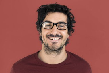 Studio gülümseyen adam