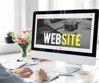 Bilgisayarda Çalışan Kadın