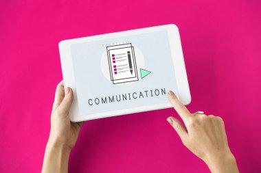 kişi holding dijital tablet