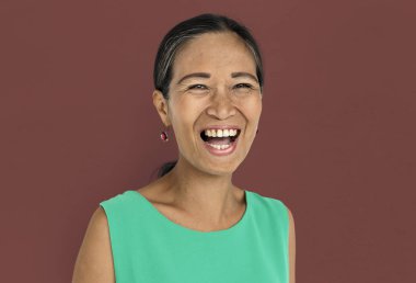 kadın stüdyoda poz 