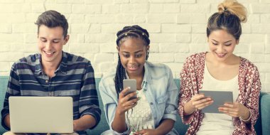 Dijital cihazlar kullanan öğrenciler