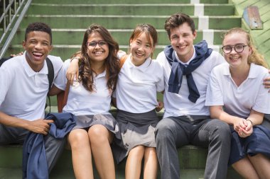 Çeşitli öğrenciler okul üniformalı