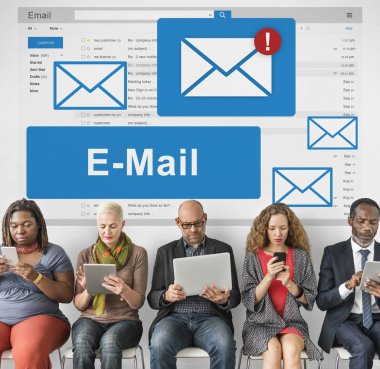 kişi iskemlede oturuyor