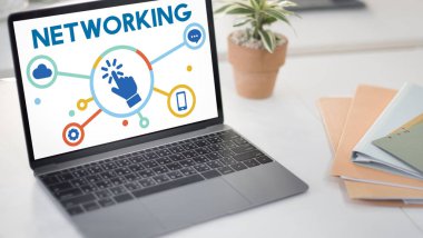 ekranda metin olan dizüstü bilgisayar