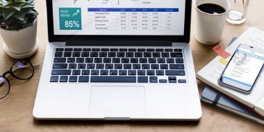 ofiste ahşap masa üstünde laptop