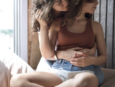 Lezbiyen çift birlikte vakit geçiriyor.