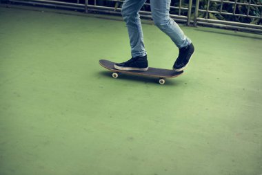 Casual adam sürme kaykay