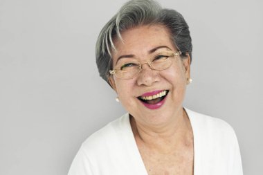 üst düzey kadın stüdyoda poz