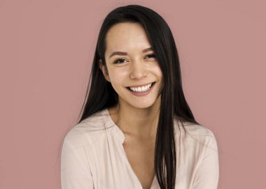 Stüdyoda genç bir kadın 