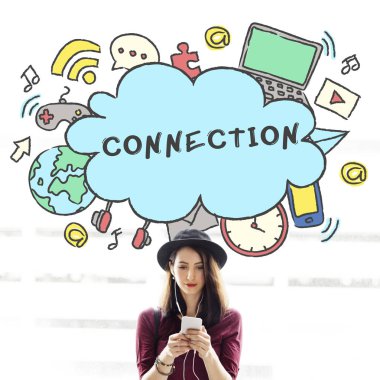 Akıllı telefon kullanan genç bir kadın.