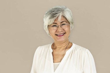 kadın stüdyoda poz 