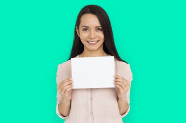 Stüdyoda genç bir kadın 