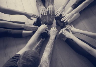 Sportif insanlar germe egzersiz yapıyor 