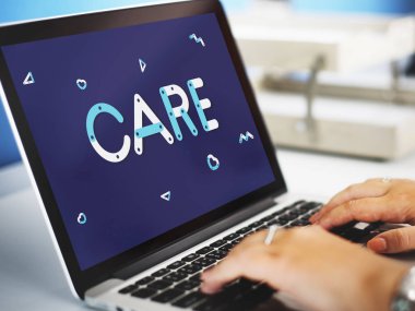 Dizüstü bilgisayarda çalışan kadın