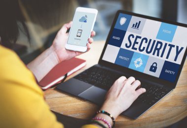 Dizüstü bilgisayar kullanan genç kadın