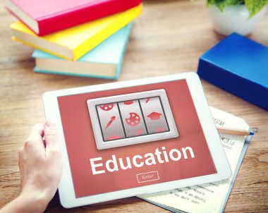 Dijital tablet tutan kadın