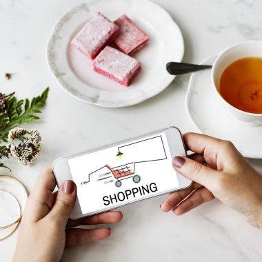 Akıllı telefon kullanan kadın