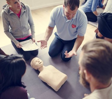 CPR ilk yardım eğitimi öğrenme insanlar 