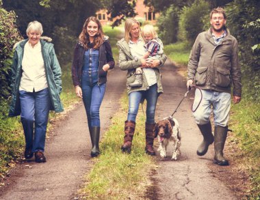 Aile ile köpek yürüyüş  